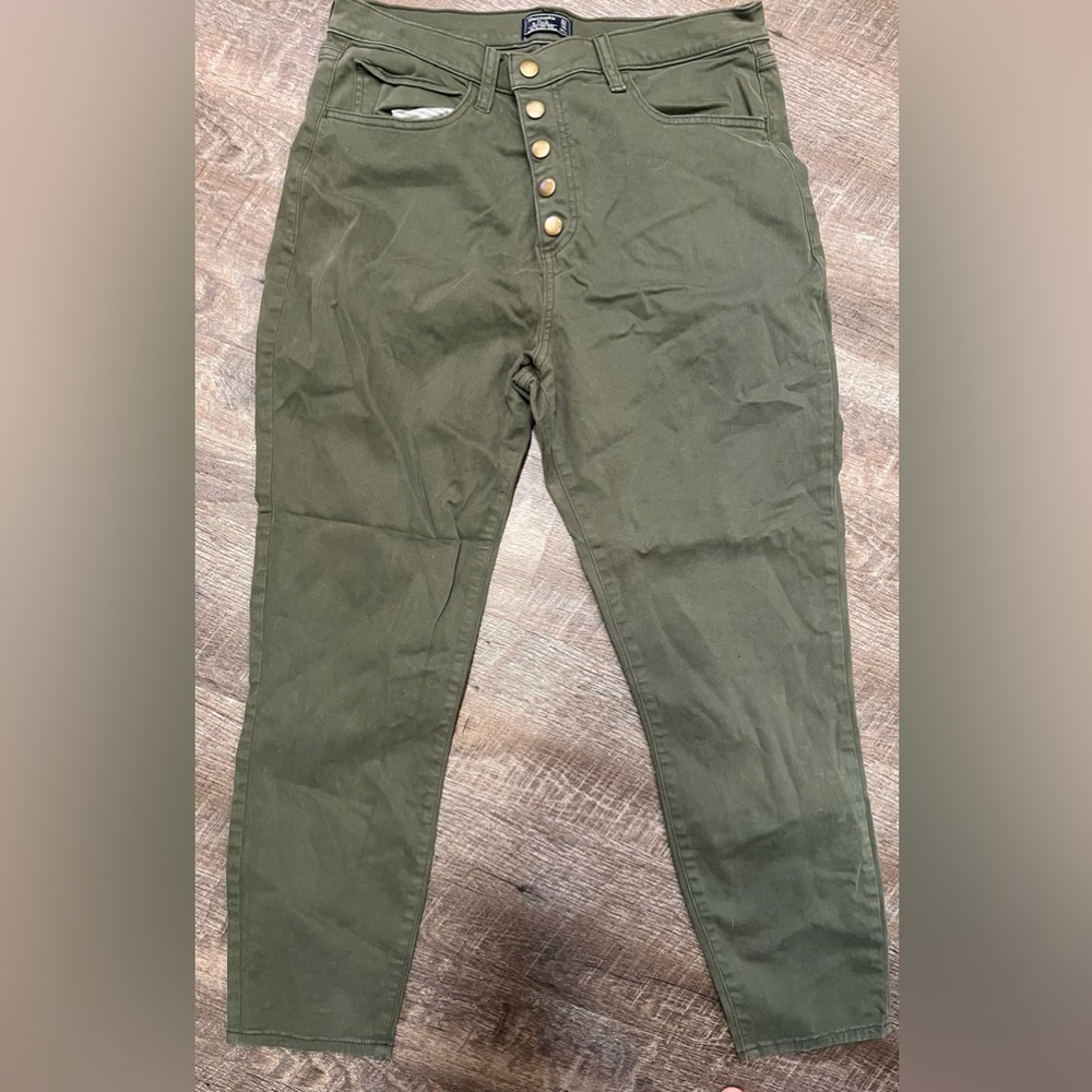 Womens size 32/14 regular.